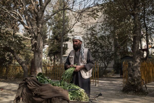 Un homme vend des légumes dans la cour des quartiers de Kaboul. - Sputnik Afrique