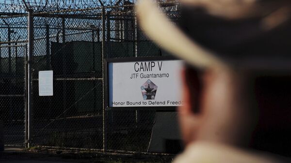 L'extérieur du centre de détention Camp Five est visible à la station navale américaine de Guantanamo Bay le 10 décembre 2008 sur cette image de pool revue par l'armée américaine. - Sputnik Afrique