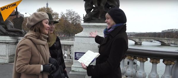 Sputnik offre des free hugs à Paris - Sputnik Afrique