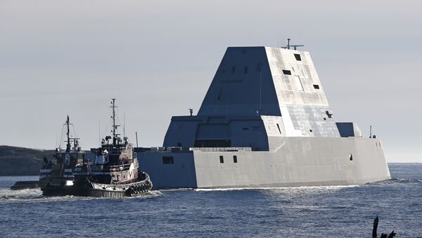 The first Zumwalt-class destroyer, the USS Zumwalt, the largest ever built for the US Navy, leaves the Kennebec River on Monday, December 7, 2015, in Phippsburg, Maine. - Sputnik Afrique