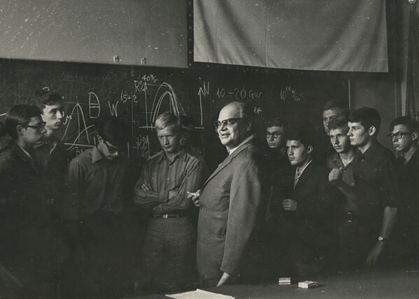 Le lauréat du prix Nobel de physique Nikolaï Bassov, diplômé du MEPhI en 1950, avec des étudiants dans les années 1960. - Sputnik Afrique