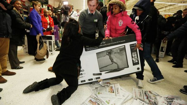 Shoppers wrestle over a television as they compete to purchase retail items on Black Friday at an Asda superstore in Wembley, north London November 28, 2014 - Sputnik Afrique