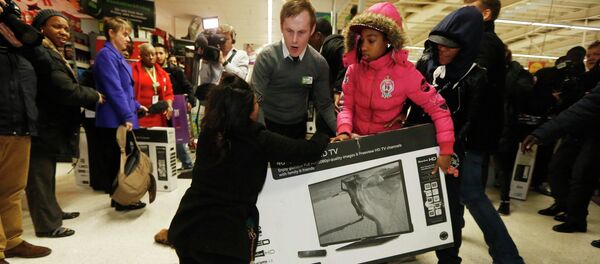 Shoppers wrestle over a television as they compete to purchase retail items on Black Friday at an Asda superstore in Wembley, north London November 28, 2014 - Sputnik Afrique