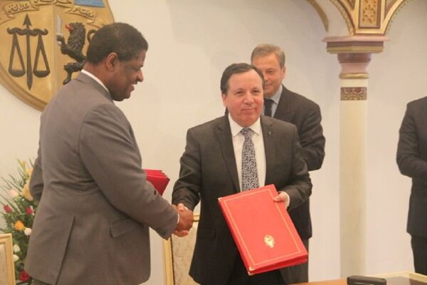 Au ministère tunisien des Affaires étrangères, de gauche à droite: Marcel de Souza, président de la commission de la CEDEAO, Khemaïes Jhinaoui: ministre tunisien des Affaires étrangères. Au ministère tunisien des Affaires étrangères, de gauche à droite: Marcel de Souza, président de la commission de la CEDEAO, Khemaïes Jhinaoui: ministre tunisien des Affaires étrangères. - Sputnik Afrique