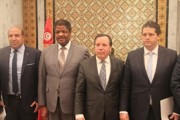 Au ministère tunisien des Affaires étrangères, de gauche à droite: Hatem Ferjani, secrétaire d'État auprès du ministre tunisien des Affaires étrangères chargé de la diplomatie économique. Marcel de Souza, président de la commission de la CEDEAO. Khemaïes Jhinaoui, ministre tunisien des Affaires étrangères. Omar Bahi, ministre tunisien du Commerce. Au ministère tunisien des Affaires étrangères, de gauche à droite: Hatem Ferjani, secrétaire d'État auprès du ministre tunisien des Affaires étrangères chargé de la diplomatie économique. Marcel de Souza, président de la commission de la CEDEAO. Khemaïes Jhinaoui, ministre tunisien des Affaires étrangères. Omar Bahi, ministre tunisien du Commerce. - Sputnik Afrique