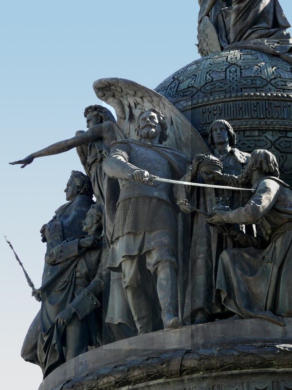 Le prince Dmitri Pojarski sur le monument consacré au Millénaire de la Russie à Veliki Novgorod Le prince Dmitri Pojarski sur le monument consacré au Millénaire de la Russie à Veliki Novgorod - Sputnik Afrique