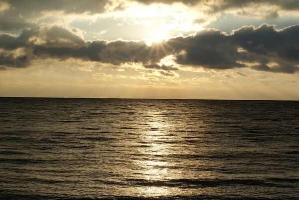 Le lever du soleil près de la mer Noire. La maison de cure Aï-Petri. Le lever du soleil près de la mer Noire. La maison de cure Aï-Petri. - Sputnik Afrique