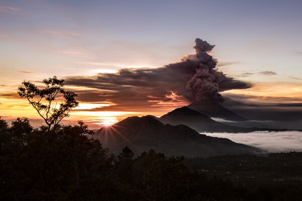 Le volcan Agung crache des cendres et de la fumée à Bali Le volcan Agung crache des cendres et de la fumée à Bali - Sputnik Afrique