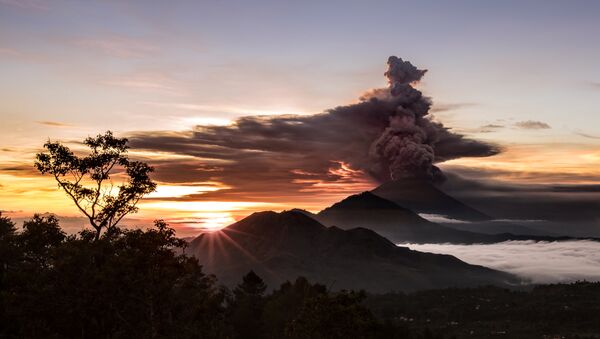 Le volcan Agung crache des cendres et de la fumée à Bali - Sputnik Afrique