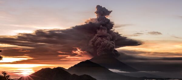 Le volcan Agung crache des cendres et de la fumée à Bali - Sputnik Afrique