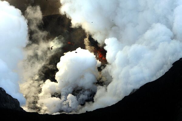 Le volcan islandais Eyjafjöll en éruption (avril 2010) Le volcan islandais Eyjafjöll en éruption (avril 2010) - Sputnik Afrique