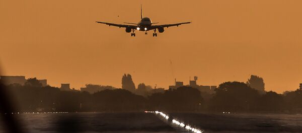 A passenger aircraft prepares to land during sunrise at London Heathrow Airport in west London on October 17, 2016 - Sputnik Afrique