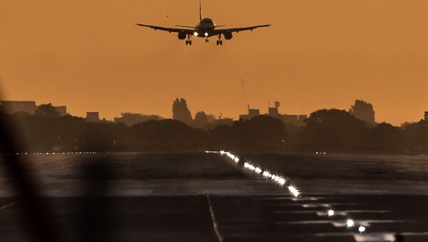 A passenger aircraft prepares to land during sunrise at London Heathrow Airport in west London on October 17, 2016 - Sputnik Afrique