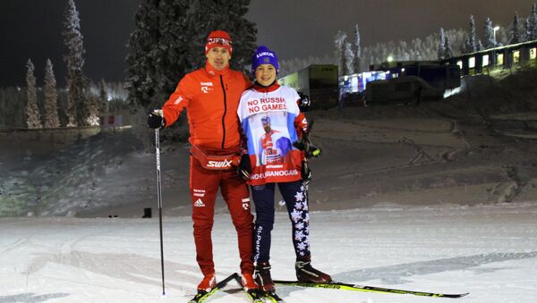 Roman Starkov, écolier de Saint-Pétersbourg, et le skieurs russe Maxim Vylegzhanin - Sputnik Afrique