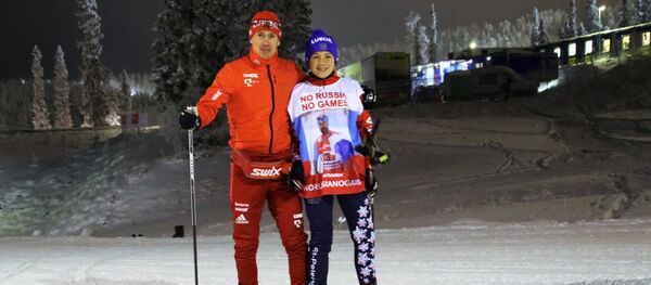 Roman Starkov, écolier de Saint-Pétersbourg, et le skieurs russe Maxim Vylegzhanin - Sputnik Afrique