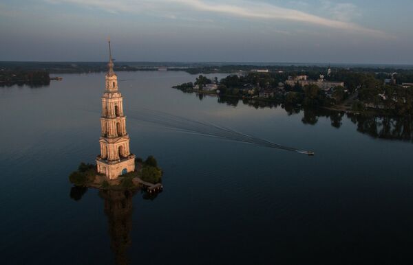 Le clocher inondé de l'église Saint-Nicolas à Kalazine - Sputnik Afrique