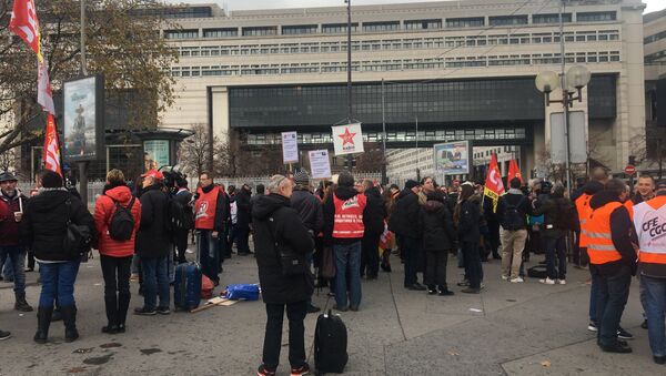 Manifestants devant Bercy le 30 novembre - Sputnik Afrique