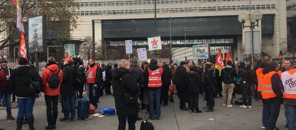 Manifestants devant Bercy le 30 novembre Manifestants devant Bercy le 30 novembre - Sputnik Afrique