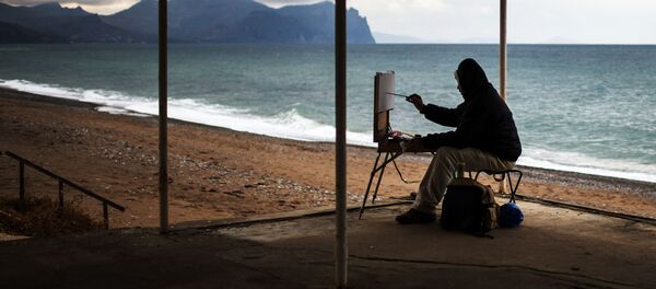 Художник рисует на одном из пляжей Севастополя, Крым - Sputnik Afrique