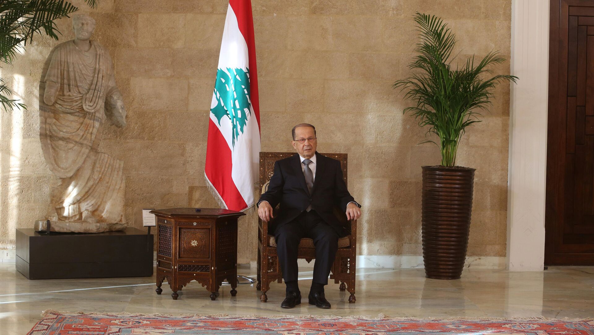 Newly elected Lebanese president Michel Aoun sits on the president's chair inside the presidential palace in Baabda, near Beirut, Lebanon October 31, 2016 - Sputnik Afrique, 1920, 31.03.2021