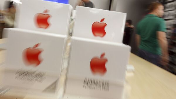 Customers are seen in an Apple store in Carugate, near Milan, Italy. - Sputnik Afrique