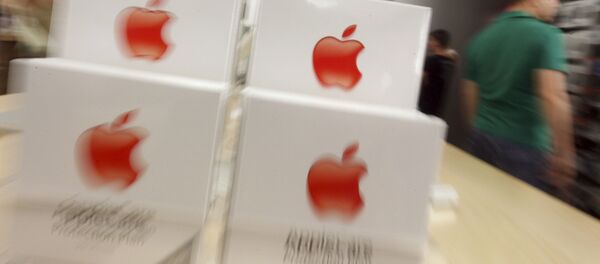 Customers are seen in an Apple store in Carugate, near Milan, Italy. - Sputnik Afrique