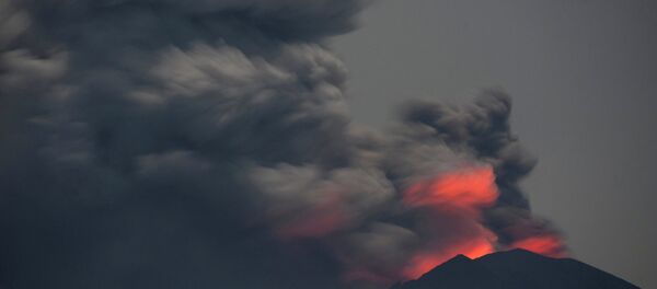Light from lava inside the crater is reflected off volcanic ash from Mount Agung, as seen from Jemeluk Beach, Karangasem, Bali, Indonesia November 28, 2017 in this photo taken by Antara Foto. Picture taken November 28, 2017 - Sputnik Afrique