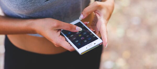 femme avec un smartphone - Sputnik Afrique