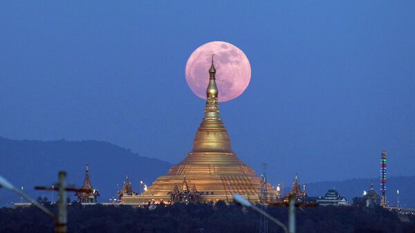 La lune se lève derrière la pagode Uppatasanti. Myanmar - Sputnik Afrique