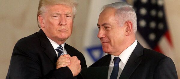 US President Donald Trump (L) and Israel's Prime Minister Benjamin Netanyahu shake hands after delivering a speech at the Israel Museum in Jerusalem on May 23, 2017. - Sputnik Afrique