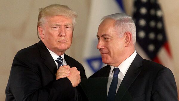 US President Donald Trump (L) and Israel's Prime Minister Benjamin Netanyahu shake hands after delivering a speech at the Israel Museum in Jerusalem on May 23, 2017. - Sputnik Afrique