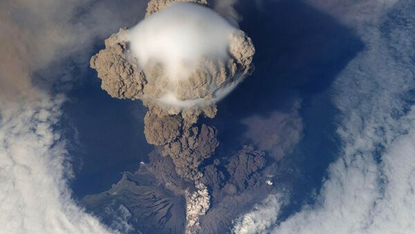 Le volcan Sarychev, sur l'île de Matoua, en éruption. Photo prise le 12 juin 2009. - Sputnik Afrique