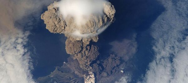 Le volcan Sarychev, sur l'île de Matoua, en éruption. Photo prise le 12 juin 2009. - Sputnik Afrique