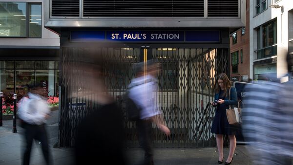 Early morning commuters walk past a closed St Paul's underground station during a tube strike in London on July 9, 2015. - Sputnik Afrique