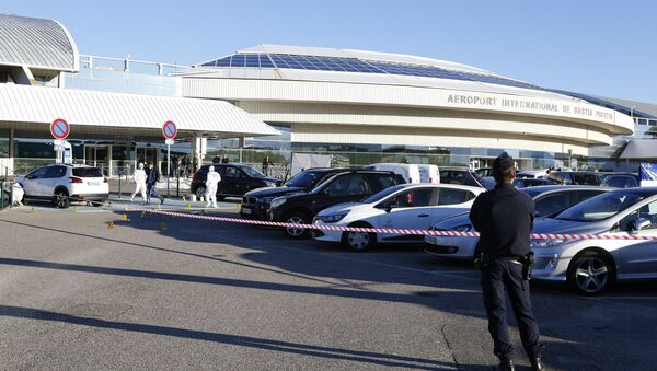 Forensic police work at the scene of a deadly shooting where Antoine Quilichini, aka Tony le boucher (Tony the butcher), who is on police record for organised crime, was killed outside the airport of Bastia, on the French Mediterranean island of Corsica, on December 5, 2017. - Sputnik Afrique
