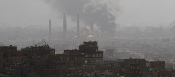 Smoke rises during the battle between former Yemeni President Ali Abdullah Saleh's supporters and the Houthi fighters in Sanaa, Yemen December 2, 2017 Smoke rises during the battle between former Yemeni President Ali Abdullah Saleh's supporters and the Houthi fighters in Sanaa, Yemen December 2, 2017 - Sputnik Afrique