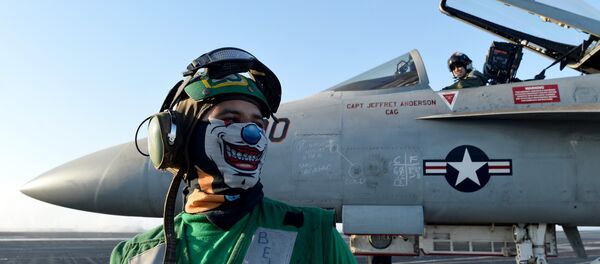 Un avión An F/A-18E Super Hornet a bordo de un portaviones de EEUU en el mar Mediterráneo (archivo) - Sputnik Afrique