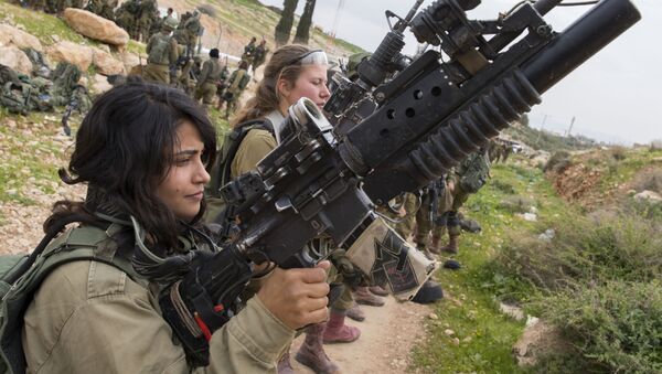 Jeunes Israéliennes lors d'un exercice militaire - Sputnik Afrique