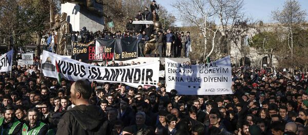 Акция протеста в Турции против решения Трампа о признании Иерусалима столицей Израиля, 8 декабря 2017 - Sputnik Afrique