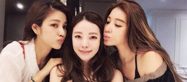 Fayfay Hsu (centre) et ses sœurs Lure (gauche) et Sharon (droite) - Sputnik Afrique