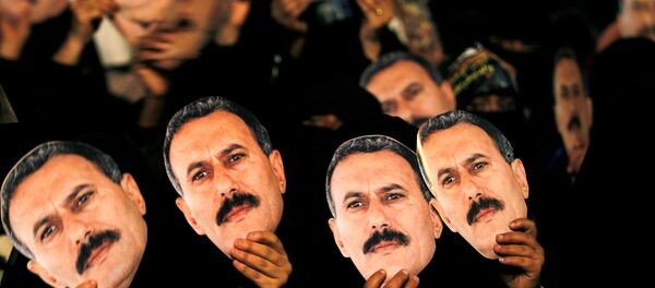 Women supporters of Yemen's former president Ali Abdullah Saleh hold up Saleh's posters during a rally marking his 70th birthday anniversary in Sanaa March 23, 2012. REUTERS/Khaled Abdullah/File Photo Women supporters of Yemen's former president Ali Abdullah Saleh hold up Saleh's posters during a rally marking his 70th birthday anniversary in Sanaa March 23, 2012. REUTERS/Khaled Abdullah/File Photo - Sputnik Afrique