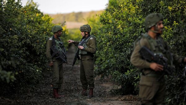 Israeli soldiers patrol the area near the Israeli Gaza border on its Israeli side - Sputnik Afrique