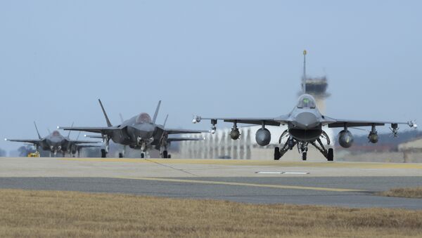 U.S. Air Force F-16 Fighting Falcon, right, and F-35A Lightning IIs assigned to the 34th Expeditionary Fighter Squadron Hill Air Force Base, Utah, taxi toward the end of the runway during the exercise VIGILANT ACE 18 at Kunsan Air Base, South Korea - Sputnik Afrique