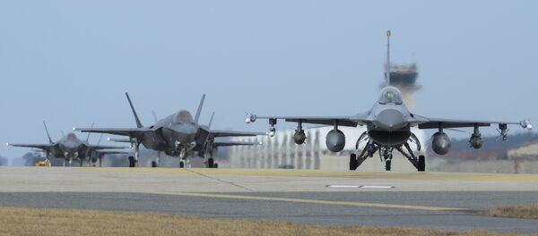 U.S. Air Force F-16 Fighting Falcon, right, and F-35A Lightning IIs assigned to the 34th Expeditionary Fighter Squadron Hill Air Force Base, Utah, taxi toward the end of the runway during the exercise VIGILANT ACE 18 at Kunsan Air Base, South Korea - Sputnik Afrique