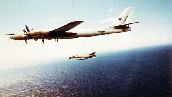 Un bombardier stratégique soviétique Tu-95 et un chasseur américain F-4 “Phantom II - Sputnik Afrique