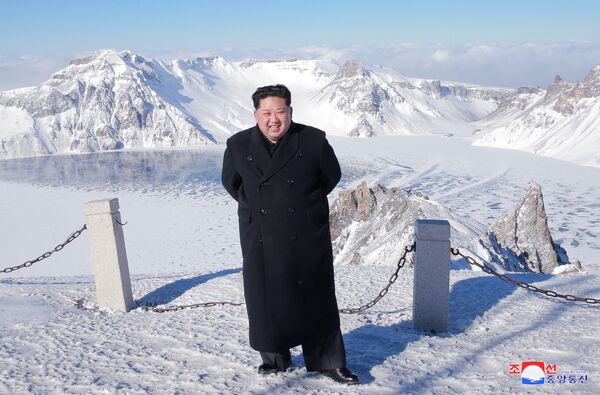 Le dirigeant nord-coréen Kim Jong-un visite le mont Paektu sur cette photo publiée par l'agence de presse de Corée du Nord (KCNA)  - Sputnik Afrique