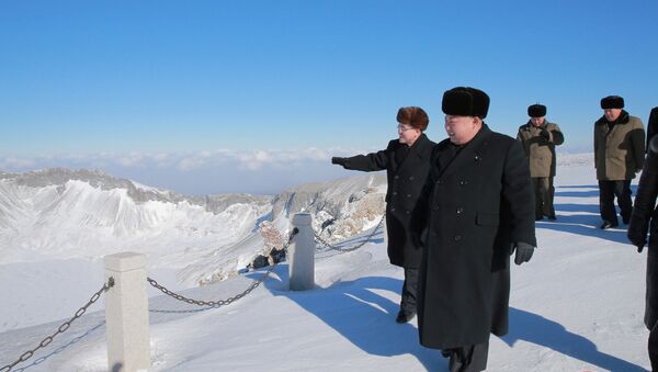 North Korean leader Kim Jong Un visits Mount Paektu in this photo released by North Korea's Korean Central News Agency (KCNA) in Pyongyang December 9, 2017 - Sputnik Afrique