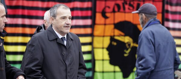 Candidate for the Pe a Corsica nationalist party for territorial elections Jean Guy Talamoni (C) walks in a market area at Bastia on the French Mediterranean Island of Corsica on December 10, 2017. - Sputnik Afrique