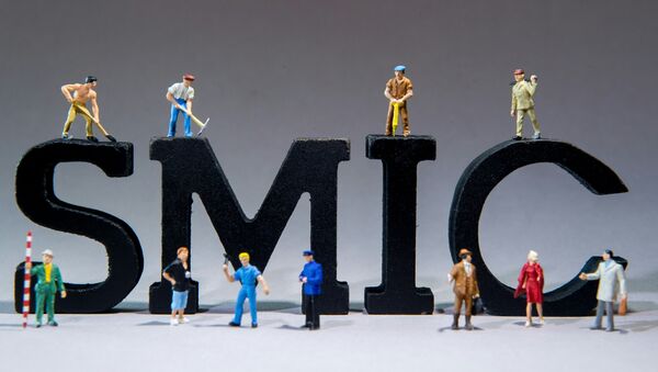 A picture taken on December 4, 2015 in Lille shows figurines of workers set around the acronym SMIC Salaire minimum de croissance - statutory minimum wage - Sputnik Afrique
