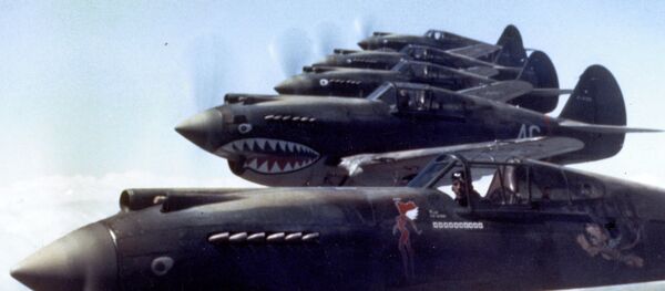 Des chasseurs américains Curtiss P-40 Warhawk survolent la Chine en 1942 - Sputnik Afrique